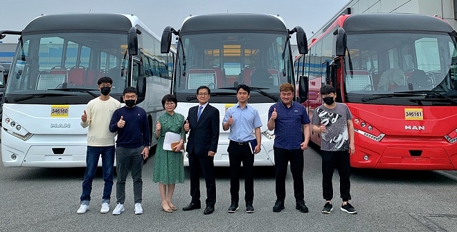 만트럭버스코리아와 부산시 관계자들이 기념촬영을 하고 있다. 사진=만트럭버스코리아.