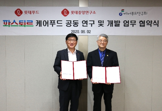 지난 6월2일 서울 양평동 롯데푸드 본사에서 롯데푸드와 케어푸드연구회가 ‘파스퇴르 케어푸드’ 공동 연구 및 개발 협약식을 가졌다. 조경수 롯데푸드 대표이사(왼쪽), 케어푸드연구회 김성철 회장이 기념 사진을 찍고 있다. / 사진 = 롯데푸드
