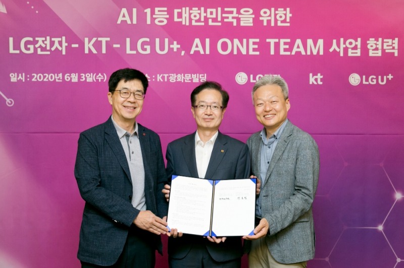 3일 KT 광화문빌딩 East에서 열린 ‘대한민국 인공지능(AI) 1등 국가를 위한 업무협약식'에서 (왼쪽부터) 박일평 LG전자 CTO 사장, 전홍범 KT AI/DX융합사업부문장 부사장, 이상민 LG유플러스 FC부문장 부사장이 기념사진을 찍고 있다/사진=KT