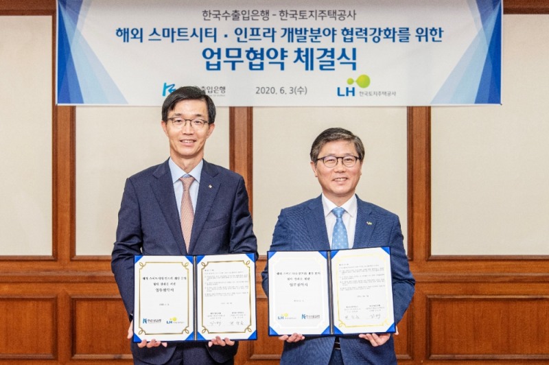 △ 방문규 수출입은행장(왼쪽)과 변창흠 LH 사장이 3일 해외 스마트시티·인프라 개발분야 협력강화를 위한 MOU를 체결했다. /사진=수출입은행