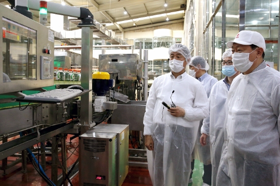지난 3일, 롯데 신동빈 회장(오른쪽)이 경기 안성시에 위치한 롯데칠성음료 스마트팩토리를 찾아 주스 PET 라인 캡 살균 컨베이어의 코딩 검사기를 살펴보고 있다. / 사진 = 롯데그룹