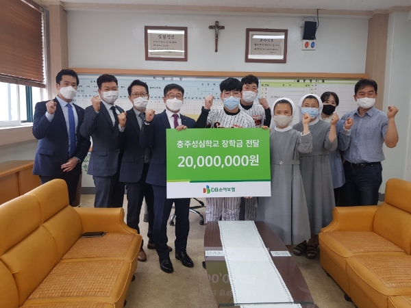 안승기 DB손해보험 상무(사진 왼쪽 4번째), 야구부 주장 오세찬 학생, 충주성심학교 교장 홍향순 수녀와 관계자들이 장학금 전달식을 진행하고 기념촬영을 하고 있다. / 사진 = DB손해보험