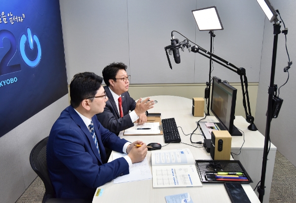 3일 광화문 교보생명 본사 라이브톡 스튜디오에서 교보생명 광화문재무설계센터 오경태 세무사(왼쪽)와 이지철 웰스매니저가 고객에게 화상 재무설계 상담을 진행하고 있다. / 사진 = 교보생명