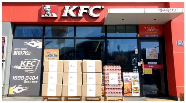 KFC는 모기업 KG그룹과 함께 코로나19로 인해 전국 각지에서 고군분투 중인 의료진들을 위해 KFC 시그니처 메뉴인 핫크리스피치킨 등 간식을 지원했다. 사진=KFC.