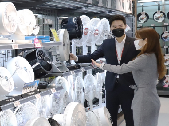 롯데하이마트 대치점을 방문한 고객이 서큘레이터 상담을 받고 있다. / 사진 = 롯데하이마트