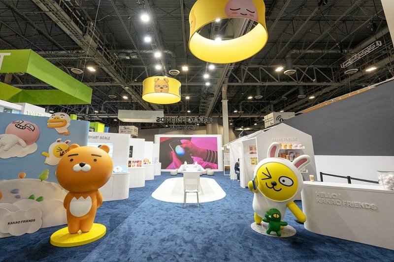 CES 2020에 국내 캐릭터 브랜드 최초로 참가한 카카오프렌즈 부스 모습 라이언(좌측), 무지(우측)이 양옆에서 관람객을 반기고 있다/사진=카카오IX