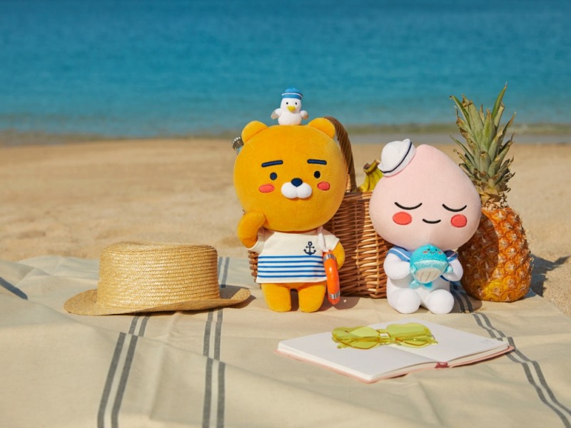 카카오프렌즈 2020 여름 에디션 대표 상품 마린 소프트토이 라이언(좌), 어피치(우)/사진=카카오IX