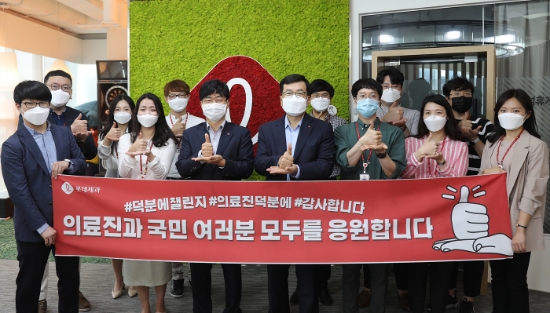 롯데제과 민명기 대표이사(앞줄 가운데)가 직원들과 함께 '덕분에 챌린지'에 참여하고 있다. / 사진 = 롯데제과