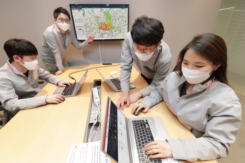 KT 직원들이 KT 빅데이터 솔루션인 빅사이트(BigSight)에서 제공하는 인구 데이터를 살펴보고 있다./사진=KT 제공