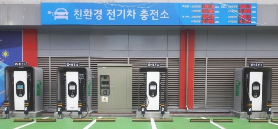 롯데마트 영등포점에 마련된 전기차 충전소. / 사진 = 롯데마트