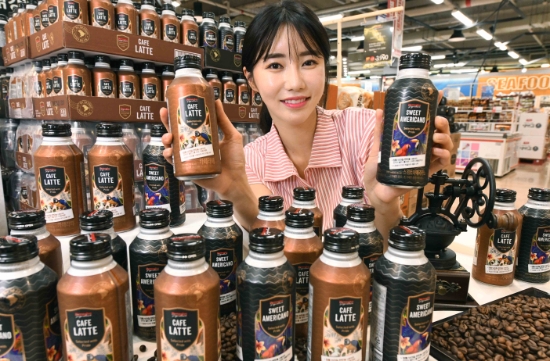 서울 등촌동 홈플러스 강서점에서 모델이 홈플러스 시그니처 캔커피 2종을 선보이고 있다. / 사진 = 홈플러스