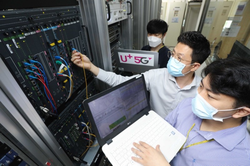 유비쿼스 관계자가 LG유플러스에 공급하는 10기가 인터넷 장비를 점검하고 있는 모습/사진=LG유플러스 제공