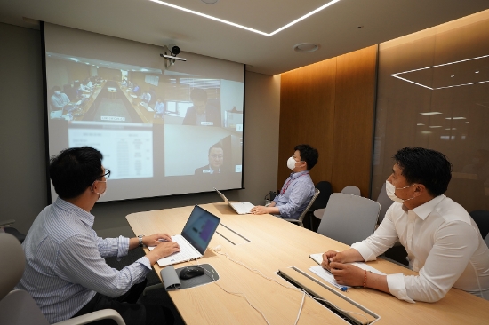 롯데면세점은 8일부터 포스트 코로나 시대에 대비해 임직원 25%의 상시적 재택근무 등을 실시한다고 이날 밝혔다. 롯데면세점 직원들이 화상회의를 하고 있다. / 사진 = 롯데면세점