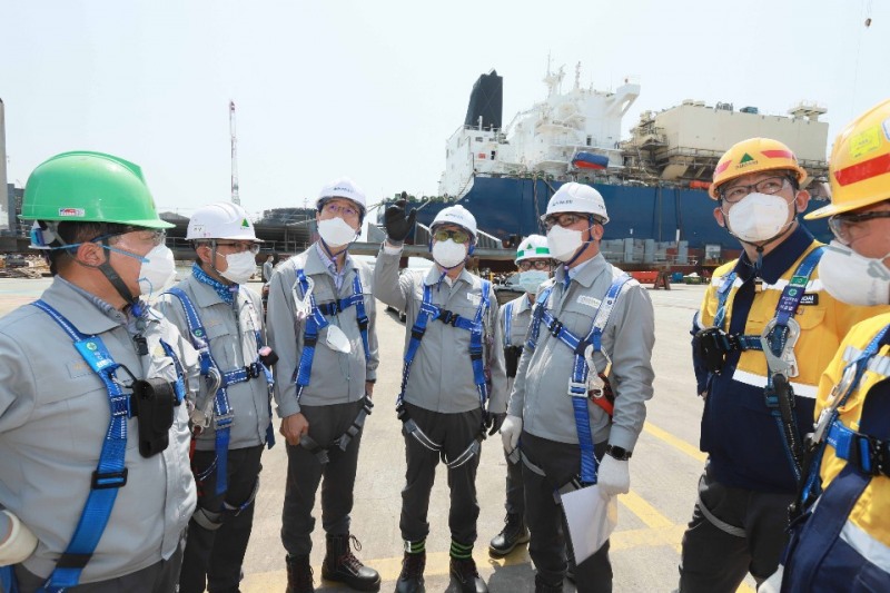 권오갑 회장(왼쪽에서 네 번째), 한영석 사장(오른쪽 세 번째), 이상균 사장(왼쪽 세 번째), 신현대 사장(왼쪽 첫 번째), 김형관 부사장(오른쪽 네 번째)이 8일 현대중공업 울산 본사를 찾아 선박 건조 현장을 직접 둘러보며 근로자들의 안전을 점검하고 있다/사진=현대중공업