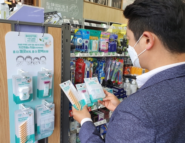 이마트24는 고객들에게 합리적인 가격으로 구강케어 상품을 제공하기 위해 이마트24 단독브랜드인 ‘부스터덴탈케어’를 론칭하고, 구강케어 상품 4종을 선보인다. 사진=신세계그룹.