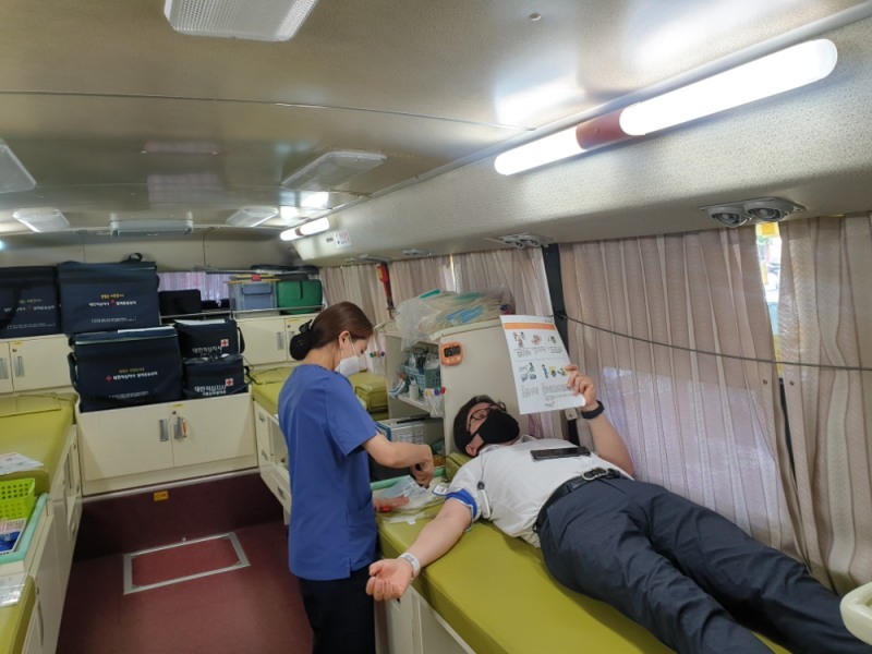 하나외환카드 노조 조합원이 헌혈을 하고 있는 모습./사진=하나외환카드 지부