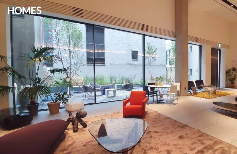 홈즈컴퍼니가 '홈즈스튜디오 가로수길'을 오픈했다. 건물 1층에 위치한 카페 모습. / 사진=홈즈컴퍼니