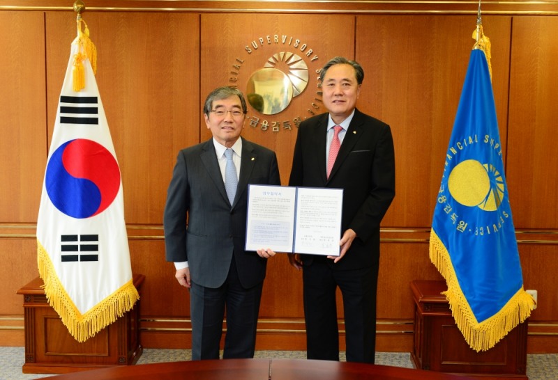 박차훈 새마을금고중앙회장(오른쪽)과 윤석헌 금융감독원장이 MOU체결 협약서를 함께 들고 있다./사진=새마을금고중앙회