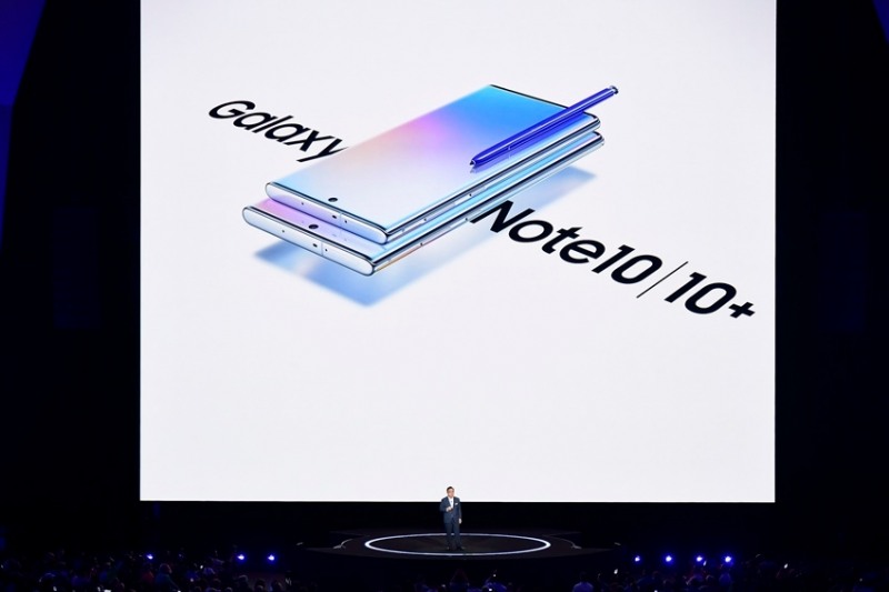 지난해 갤럭시 언패키지 행사에서 고동진 삼성전자 IM부문장 사장이 참석자들에게 갤럭시 노트10 시리즈를 선보이고 있다. /사진=삼성전자
