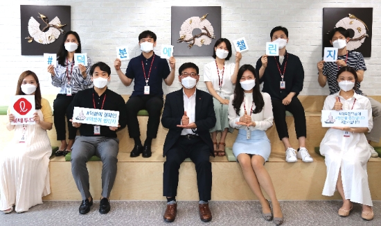 (아랫줄 왼쪽 세번째)조경수 롯데푸드 대표이사는 지난 10일 서울 영등포구 본사에서 임직원들과 #덕분에챌린지에 동참했다. / 사진 = 롯데푸드