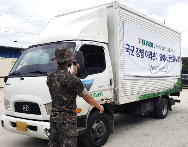 세븐일레븐은 호국보훈의 달인 6월을 맞아 나라를 위해 고생하는 국군 장병들을 위해 육해공 부대에 음료 총 3만개를 지원했다. 사진=롯데그룹.