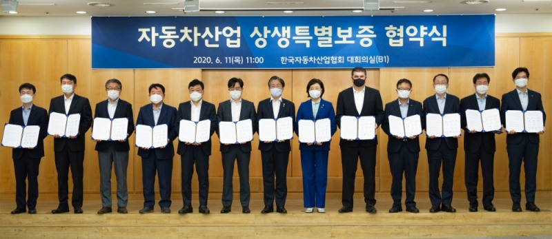 △ 정만기 한국자동차산업협회 회장과 공영운 현대자동차 사장, 성윤모 산업통상자원부 장관, 박영선 중소벤처기업부 장관, 카허 카젬 한국GM 사장, 정윤모 기술보증기금 이사장(왼쪽 다섯 번째부터). /사진=기술보증기금