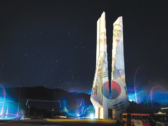 ▲ 독립기념관 ‘겨레의 탑’에 증강현실을 비춘 모습. 사진=SK텔레콤