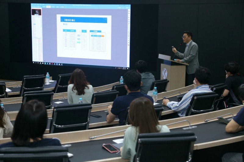 서울 을지로 신한카드 본사에서 열린 ‘가명정보 결합·활용 설명회 ’에서 이광우 금융보안원 데이터활용지원팀장이 신한금융그룹 직원들을 대상으로 이종기업간 가명정보 결합 절차에 대해 강연하고 있다./사진=신한카드