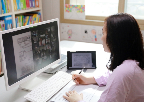 신한생명 디지털 인재양성과정 교육생이 자택에서 실시간 원격교육을 진행하고 있는 모습. / 사진 = 신한생명