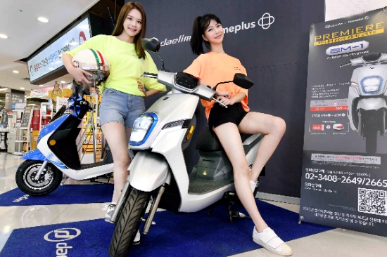 15일 서울 등촌동 홈플러스 강서점에서 모델들이 대림오토바이의 전기 스쿠터를 선보이고 있다. / 사진 = 홈플러스