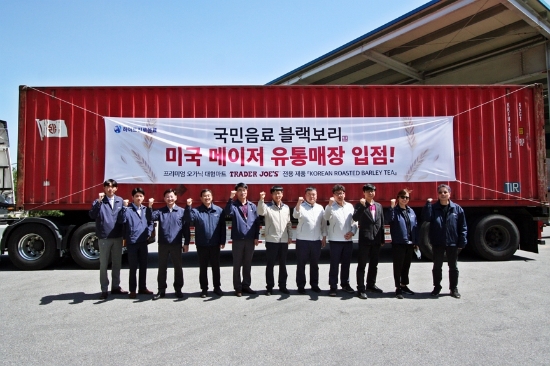 하이트진로음료 ‘블랙보리’ 미국 수출 출고식 현장에서 관계자들이 기념 사진을 촬영하고 있다. / 사진 = 하이트진로음료