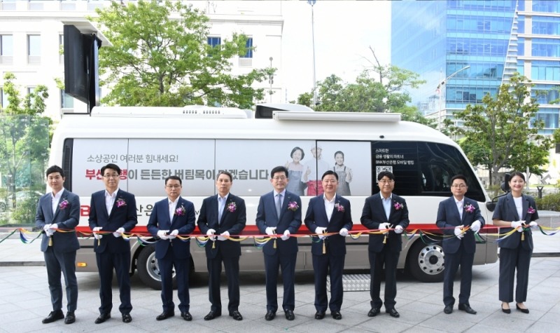 △ 빈대인 부산은행장(왼쪽 다섯 번째)과 BNK부산은행 임직원이 15일 ‘무빙 브랜치(Moving Branch)’ 발차식을 가졌다. /사진=BNK부산은행