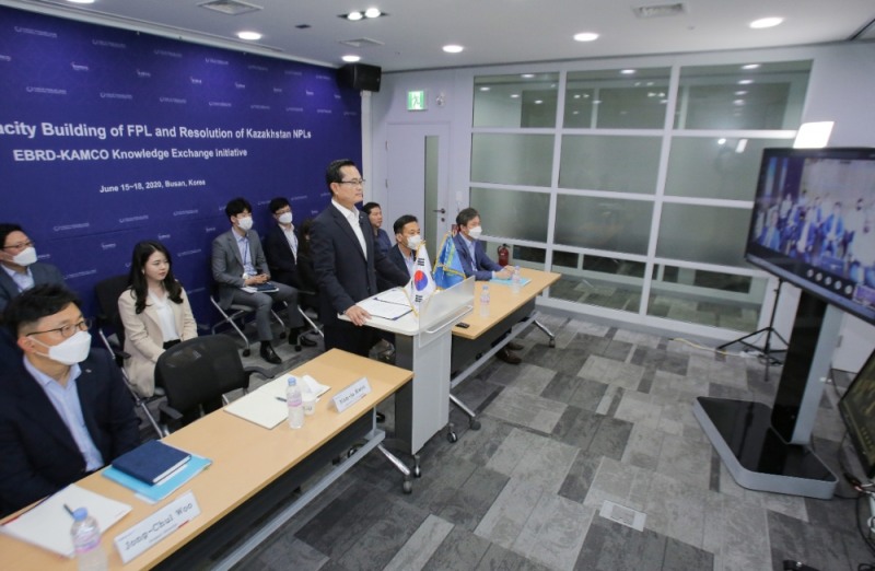 권남주 캠코 부사장(가운데)을 비롯한 캠코 임직원들이 카자흐스탄 정부와 실시간 온라인 연수 및 토론을 실시하고 있다. /사진=캠코