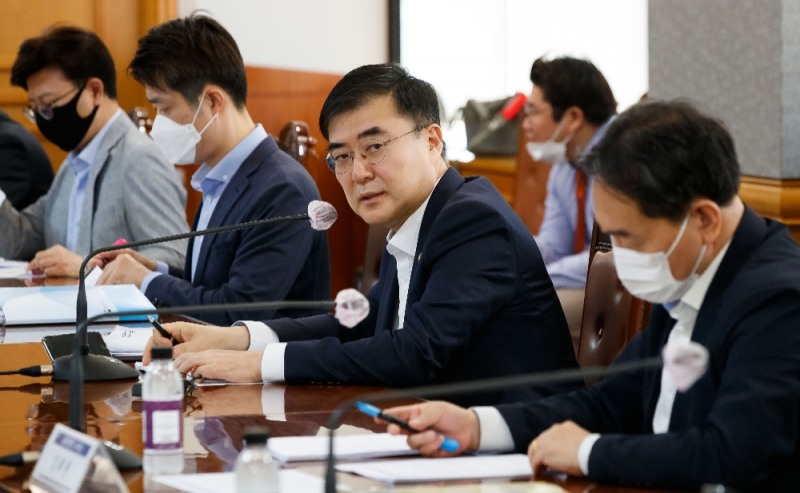 금융위원회는 16일 서울 중구 은행연합회에서 손병두 부위원장이 주재하는 금융리스크 대응반 회의를 진행했다. 손병두 부위원장이 모두발언을 하고 있다. / 사진= 금융위원회(2020.06.16)