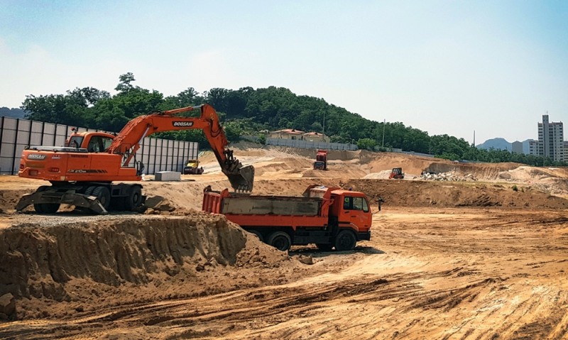 두산인프라코어가 스마트 건설 솔루션 '사이트클라우드'의 첫 이용 계약을 체결한 서울 중랑구 공공주택지구 조성사업의 토공 현장/사진=두산인프라코어