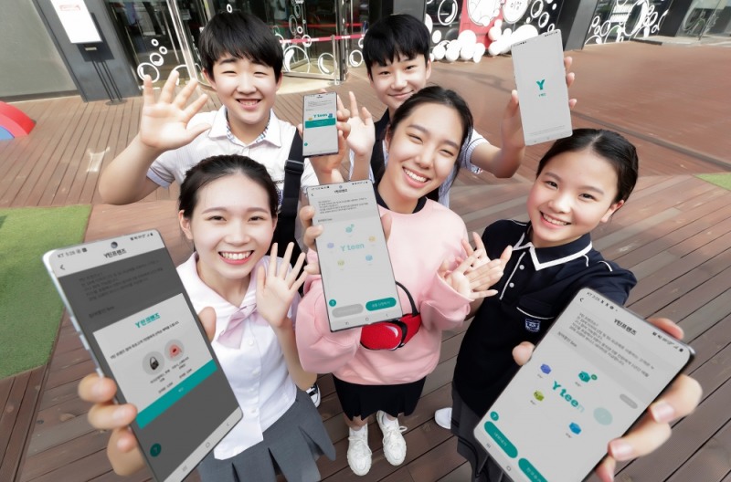 KT 고객들이 ‘다섯 명이 뭉치면 매월 1GB의 데이터’를 받을 수 있는 Y틴 프렌즈를 홍보하고 있는 모습/사진=KT