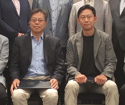 서울대 AI연구원 장병탁 원장과 LG사이언스파크 AI추진단 배경훈 상무. 제공=LG.