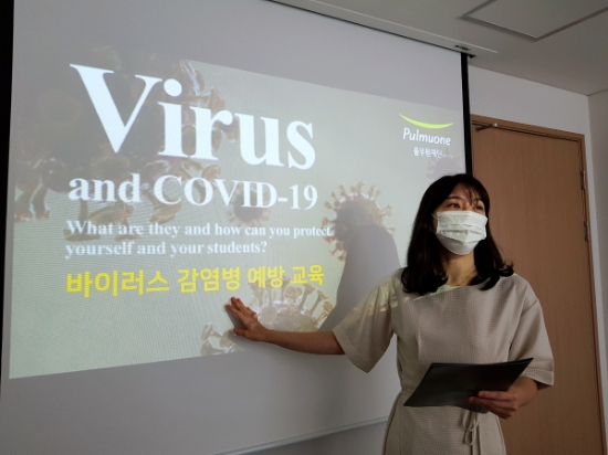 어린이 바른먹거리 교육의 진행을 맡은 전문 교육강사가 코로나19 바이러스 감염 예방 교육을 진행하고 있다. / 사진 = 풀무원