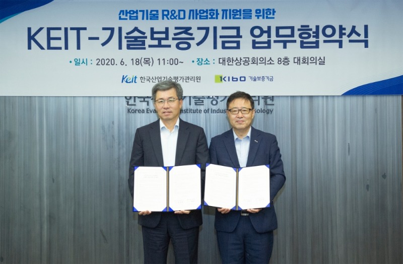 정양호 한국산업기술평가관리원 원장(왼쪽)과 정윤모 기보 이사장(오른쪽)이 산업기술 R&D 성공과제 사업화지원 업무협약을 체결했다. /사진=기보