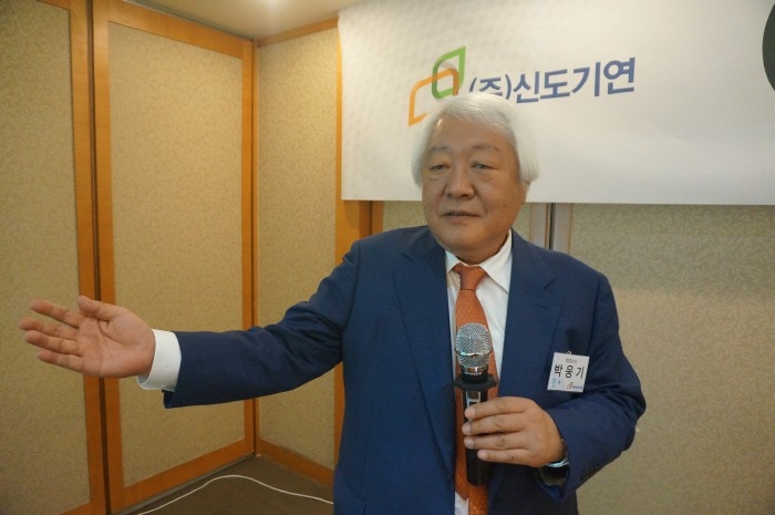 박웅기 신도기연 대표이사가 18일 서울 여의도에서 열린 기업공개(IPO) 기자간담회에서 회사의 성장전략을 발표하고 있다./사진=신도기연