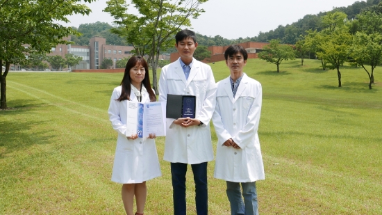 '2020 월드스타 패키징 어워드'를 수상한 아모레퍼시픽 기술연구원 메이크업연구랩 (사진 왼쪽부터)최정선 수석연구원, 백두현 수석연구원, 김경남 수석연구원(팀장)이 기념사진을 촬영하고 있다. / 사진 = 아모레퍼시픽