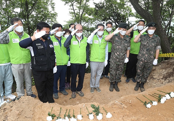 ▲사진 앞줄 우측에서 세 번째부터 농협중앙회 이성희 회장, 유찬형 부회장, 염규종 이사(수원농협 조합장), 국방부 유해발굴 허욱구 감식단장.