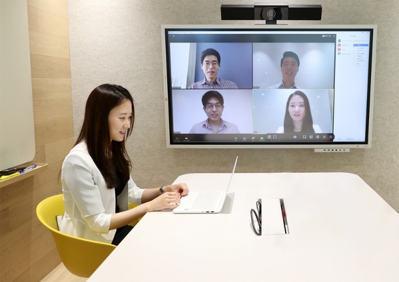 1Q Aglie Lab 직원이 회의실에서 비대면 협업 툴을 활용해 '쿼타랩' 최동현 대표(화면 좌측 하단)와 화상 회의를 진행 중이다. /사진=하나은행
