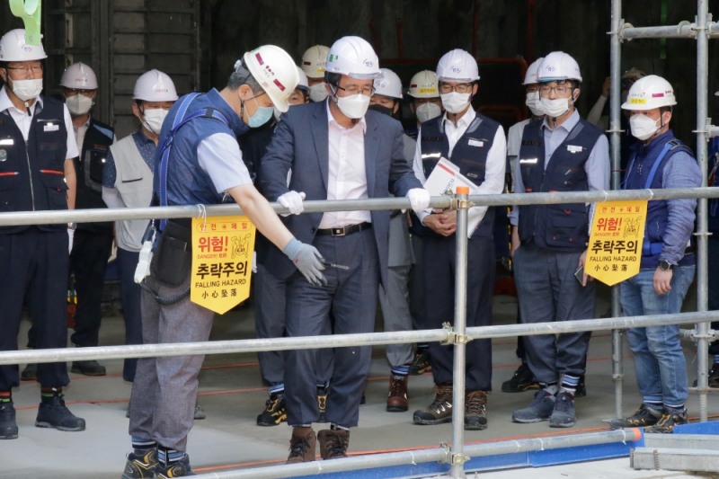 문성유 캠코 사장이 ‘용사의 집 재건립’ 현장을 방문해 사업장 특별 안전점검을 실시하고 있다. /사진=캠코