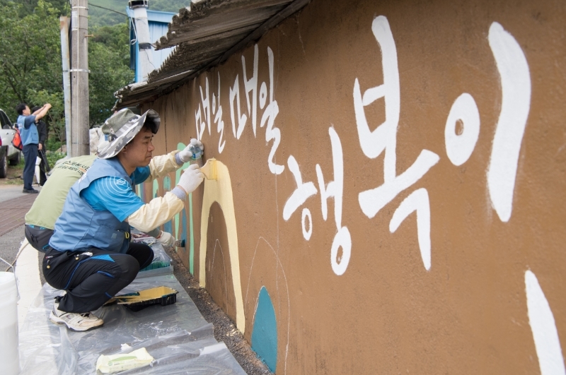 20일, 광양제철소 임직원들이 광양시 진상면 청도마을을 찾아 벽화 그리기 등 다양한 봉사활동을 펼쳤다./사진=포스코