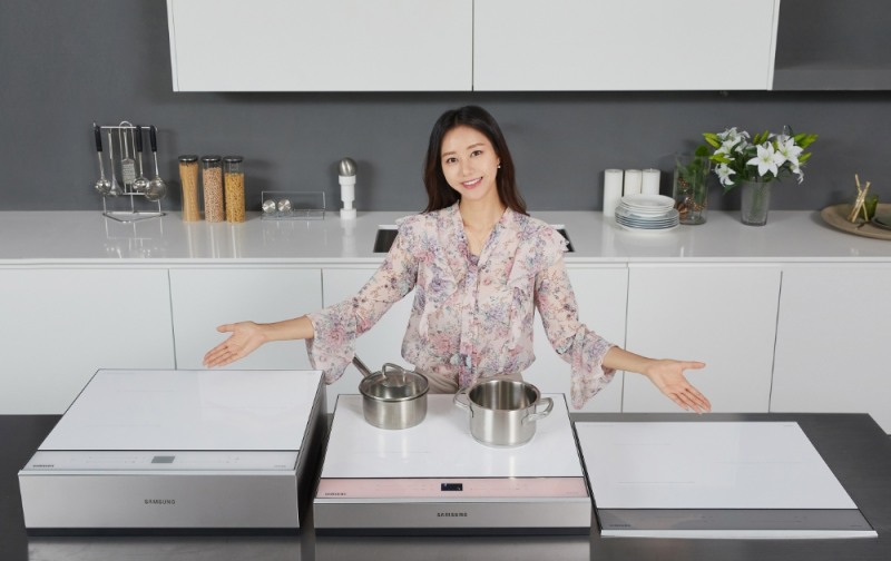 삼성전자 모델이 수원 삼성전자 디지털시티 프리미엄하우스에서 삼성 전기레인지 ‘올 인덕션’ 신제품을 소개하고 있다./사진=삼성전자
