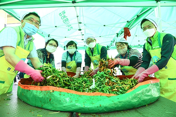 ▲사진 우측에서 첫 번째 김성현 농협시흥시지부장. 세 번째 김장섭 농협 경기지역본부장. 네 번째 김봉선 농가주부모임 경기도 연합회장. 좌측 첫 번째 함병은 북 시흥농협 조합장.