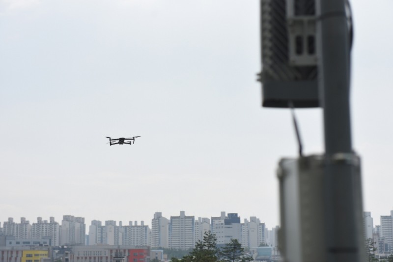 삼성 5G 네트워크 성능 최적화 솔루션을 탑재한 드론이 기지국 및 안테나에 근접해 사진을 촬영하고 있는 모습/사진=삼성전자