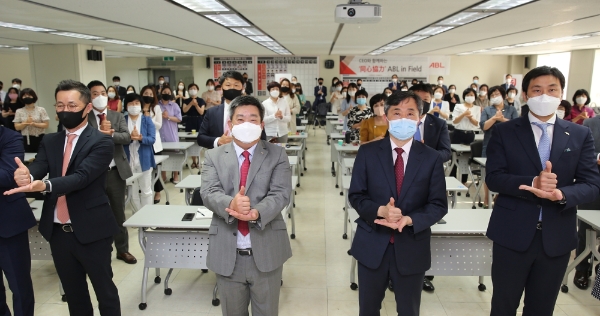 시예저치앙 ABL생명 사장이 지난 22일 자사 대구지역단을 방문해 FC와 임직원들을 격려하고 서영성 계명대학교 대구동산병원장으로부터 협업 사례를 경청했다. 맨 앞줄 왼쪽부터 송민용 ABL생명 재무실장, 시예저치앙 ABL생명 사장, 서영성 계명대학교 대구동산병원장, 왕루이 ABL생명 부사장. / 사진 = ABL생명