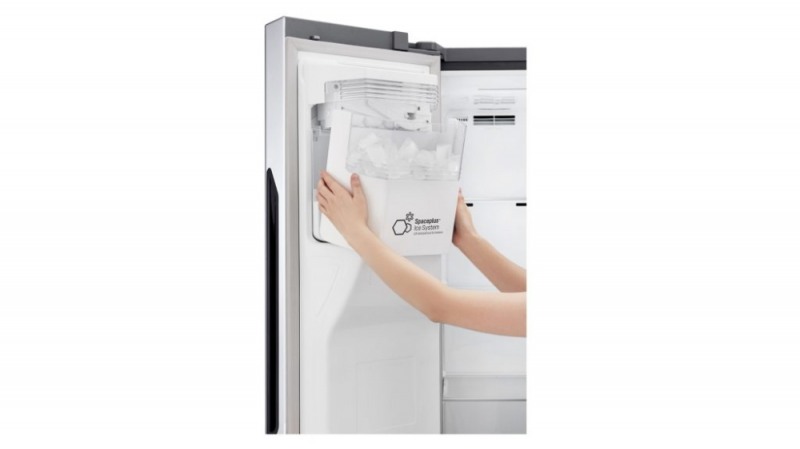  LG전자 양문형 냉장고의 도어 제빙 기술/사진=LG전자
